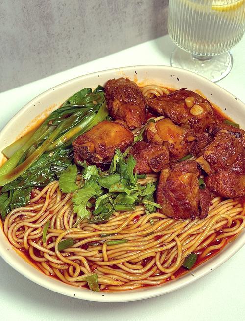 排骨汤面的做法（排骨汤面的做法视频）