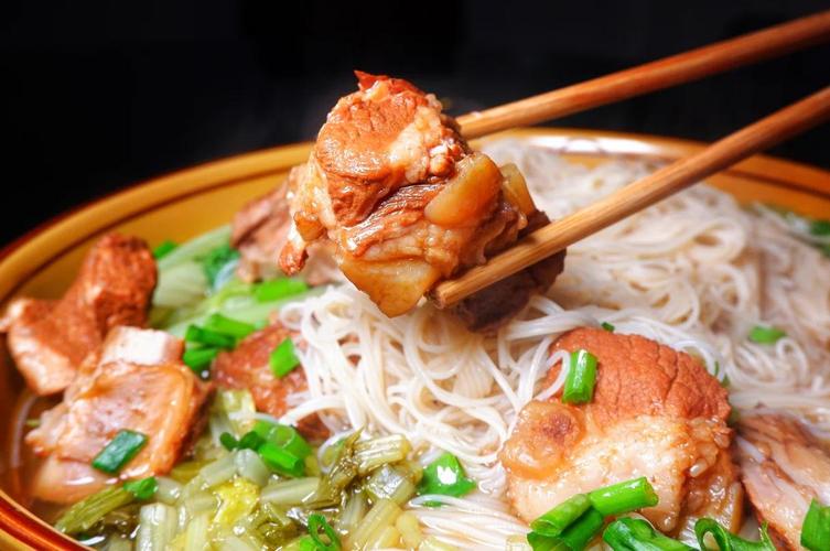 排骨汤面的做法（排骨汤面的做法视频）